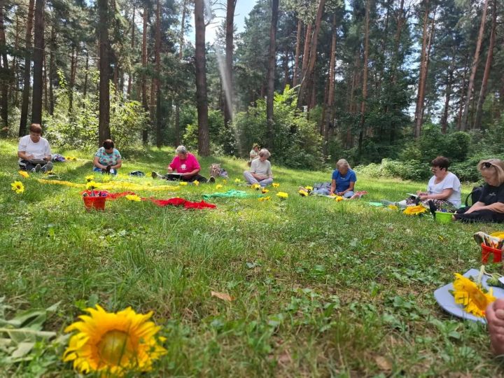 Активисты «Пестречинского долголетия» провели утро с мандалами и чаем в лесу