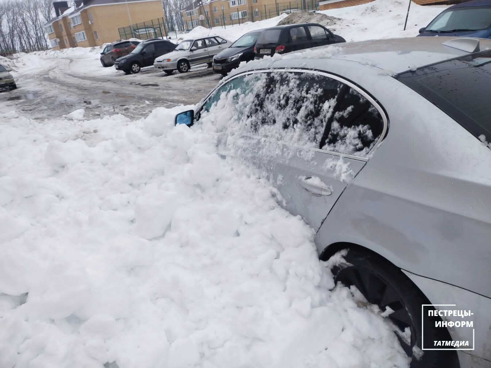 В поселке Осиновский снег рухнул на автомобиль