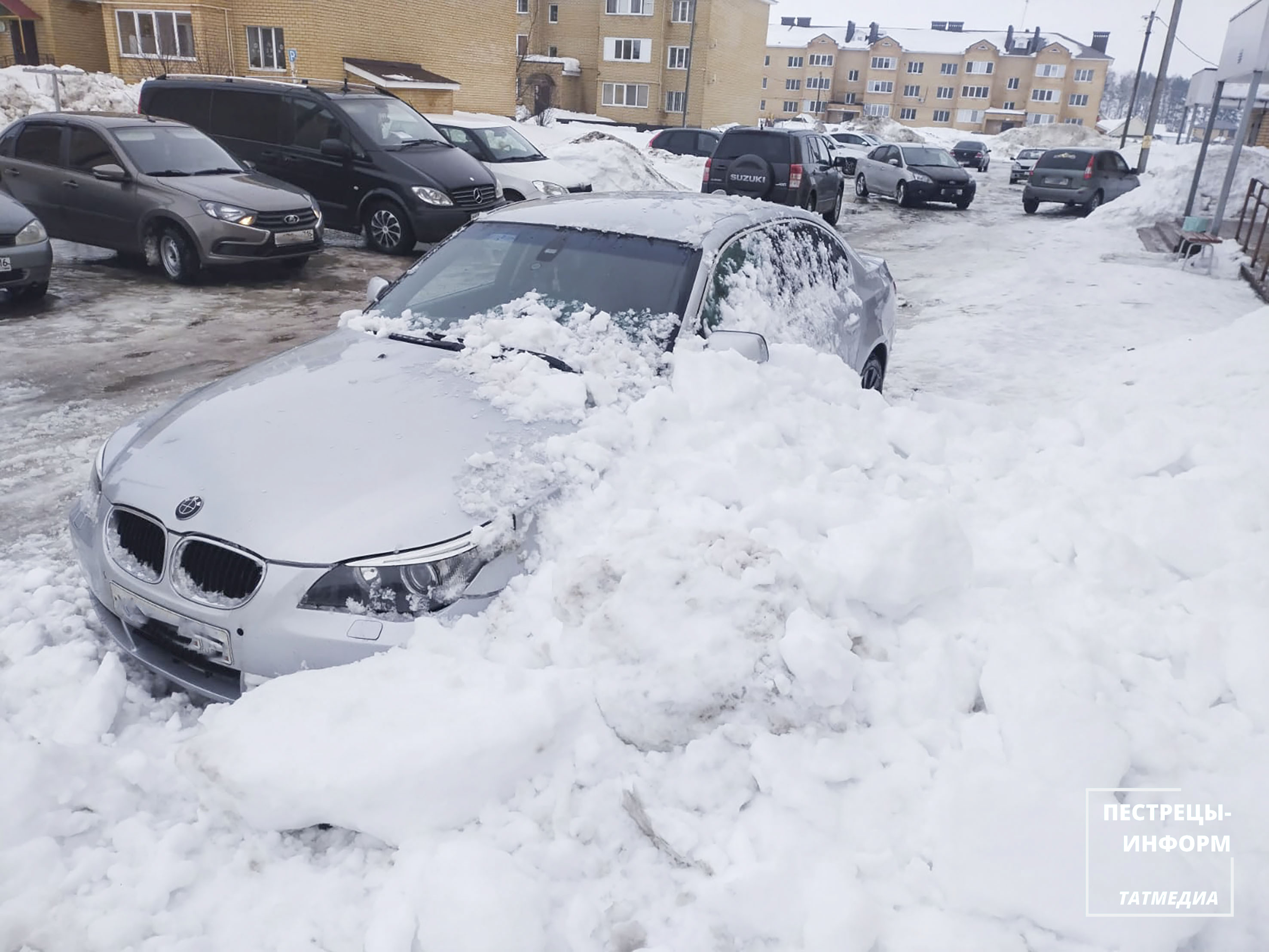 В поселке Осиновский снег рухнул на автомобиль