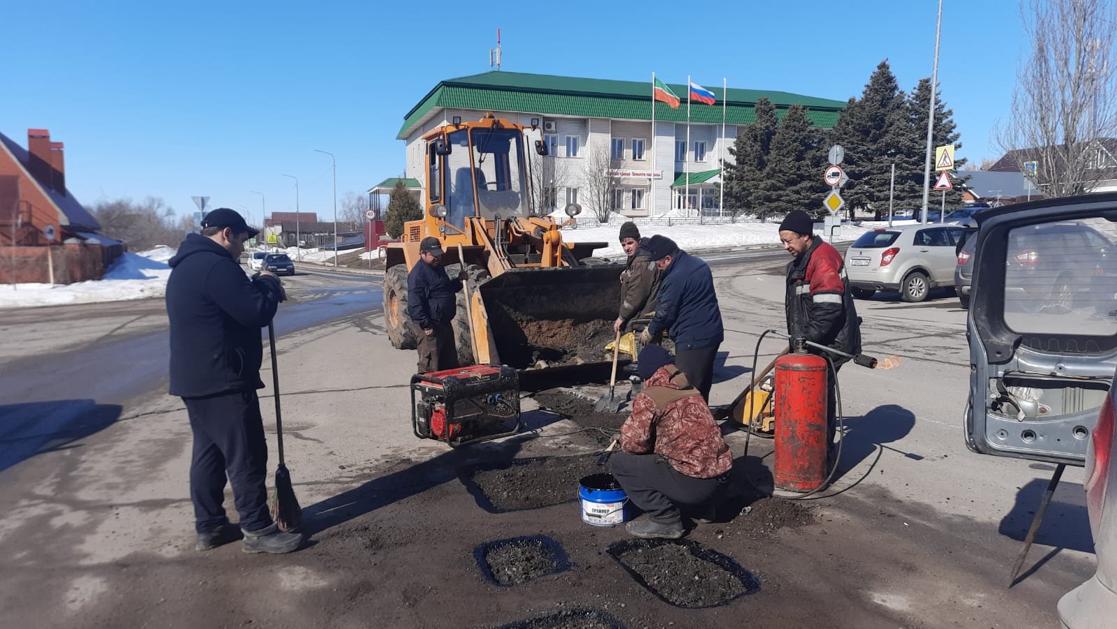 В центре Пестрецов делают ямочный ремонт дороги