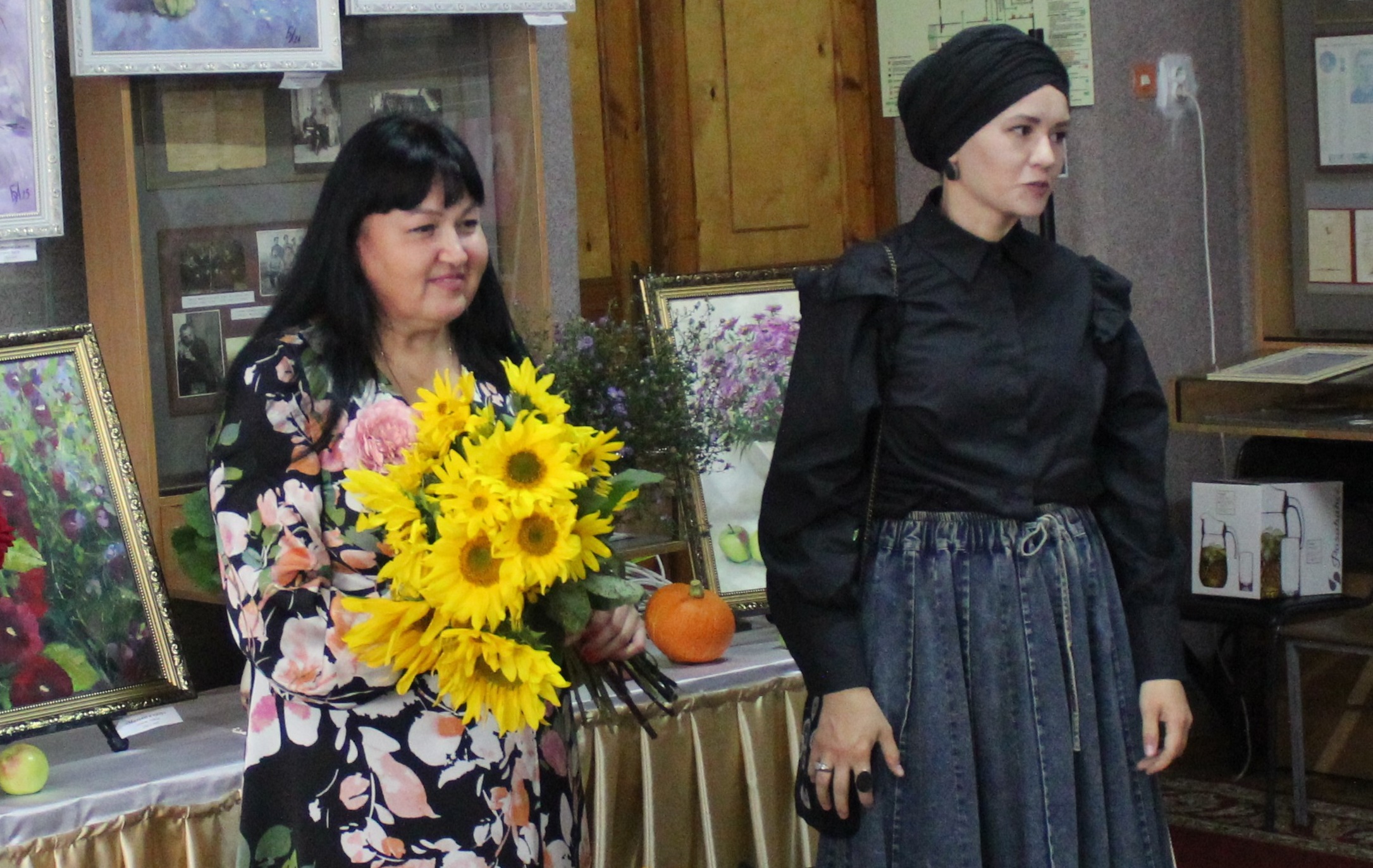 Лариса Булюхина һәм күргәзмә инициаторы Алсу Юсупова
