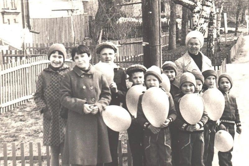 Анна Ларина ятим балалар белән. 1984 нче елның 1 мае.