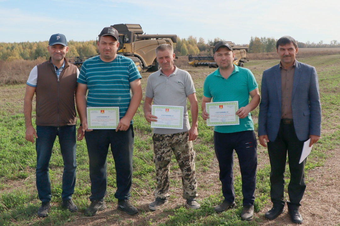 Радик Зиннәтов һәм Фәрит Галимов алдынгылар белән.