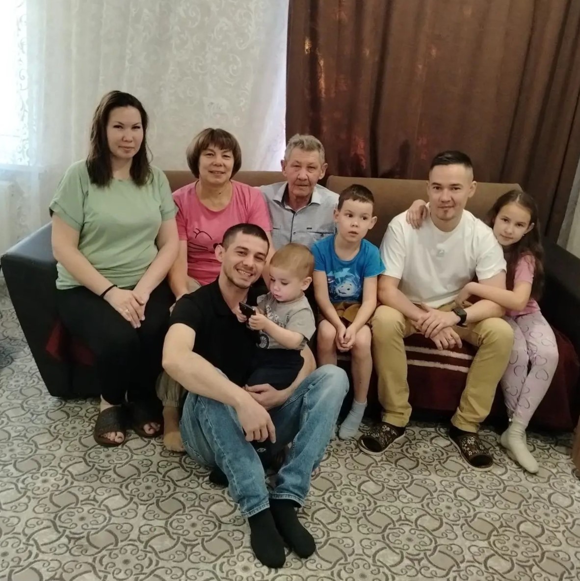27 октября. Второй ряд слева направо: дочь Рината, жена Альфия, Ильгизар Ашрафович, внук Инсаф, зять Ильфат, внучка Амина. Первый ряд: сын Ильдус с его сыном Данияром. / Фото из личного архива.