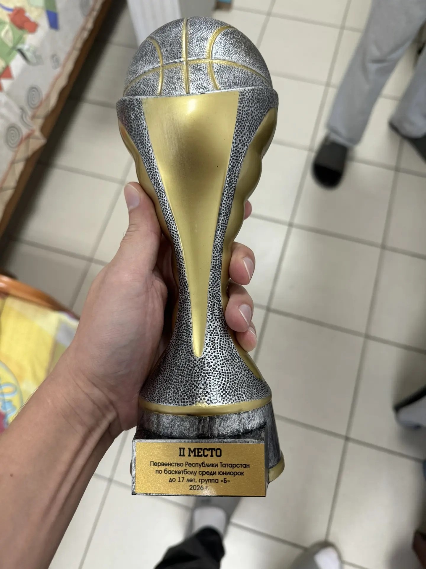 Кубок за II место на Первенстве Республики Татарстан по баскетболу среди юниорок до 17 лет, группа «Б», 2026 год. / Фото из личного архива.