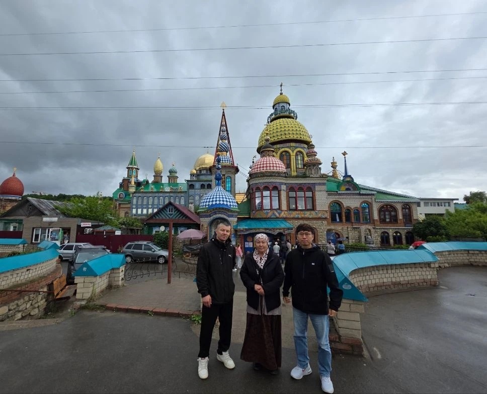 Рустамжон Холмирзаев: «В этом году приехали моя мама из Узбекистан и мой первый тренер из Кореи, чтобы посмотреть Россию. Им очень понравилась прекрасная Казань!».