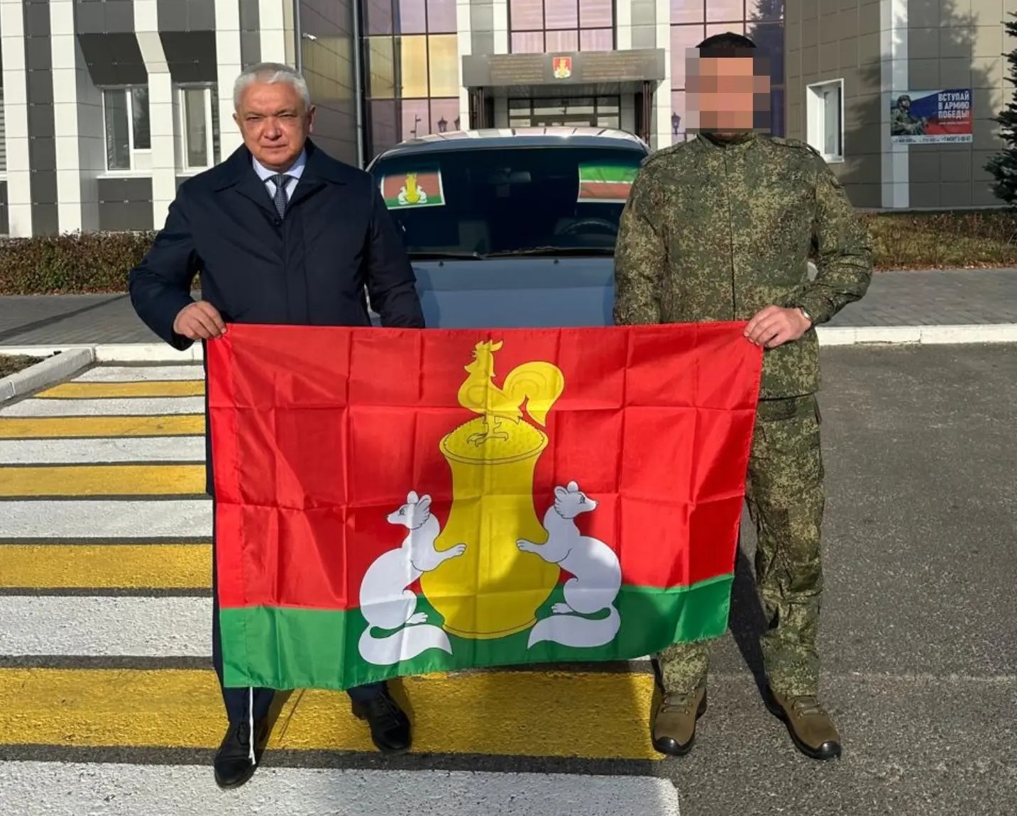 Район башлыгы Рәис Сөләйманов СВО катнашучысына автомобиль тапшырды.