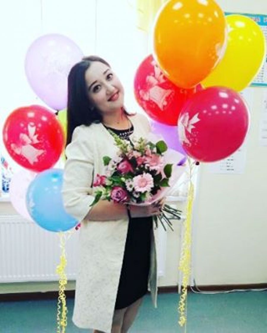 Классного руководителя 1 "в" класса Пестречинской школы №2 Диляру Маратовну Галлямову поздравляем с Днем учителя!