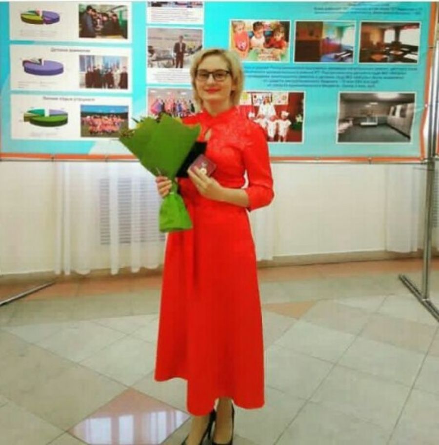 Нашу прекрасную и незабываемую первую учительницу Сайфутдинову Елену Владимировну, поздравляем с Днем учителя! 