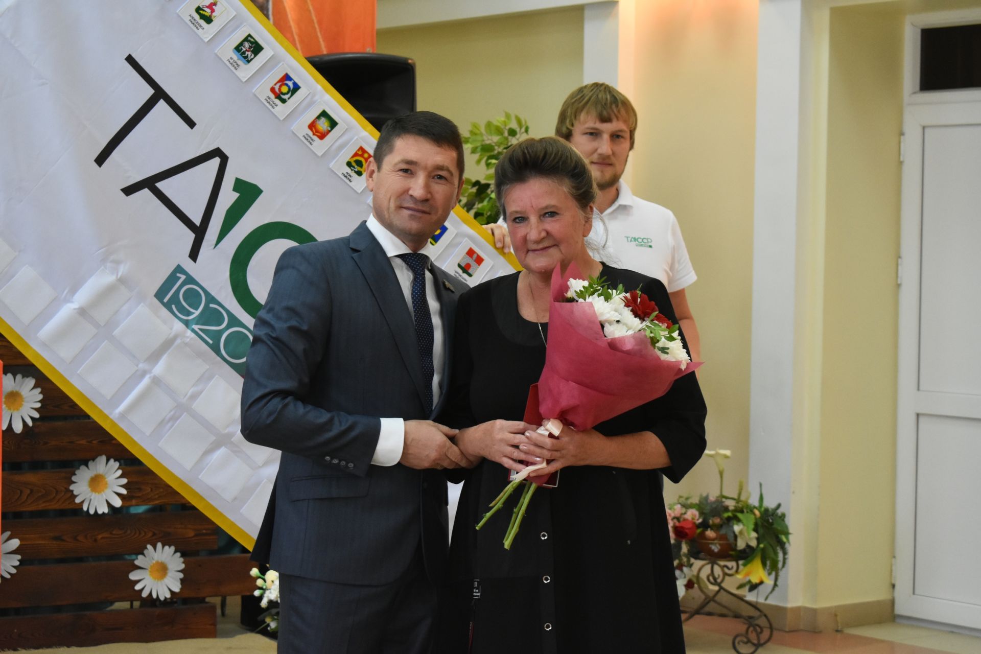 Питрәчлеләрне истәлекле билгеләр һәм ТАССРның 100 еллыгы сертификатлары белән бүләкләделәр
