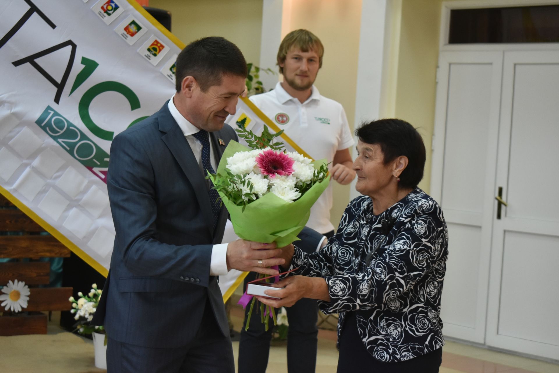 Питрәчлеләрне истәлекле билгеләр һәм ТАССРның 100 еллыгы сертификатлары белән бүләкләделәр