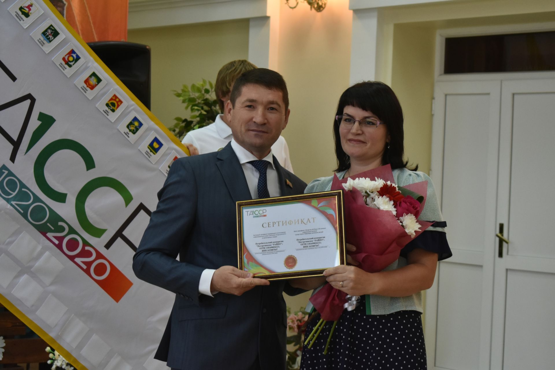 Питрәчлеләрне истәлекле билгеләр һәм ТАССРның 100 еллыгы сертификатлары белән бүләкләделәр