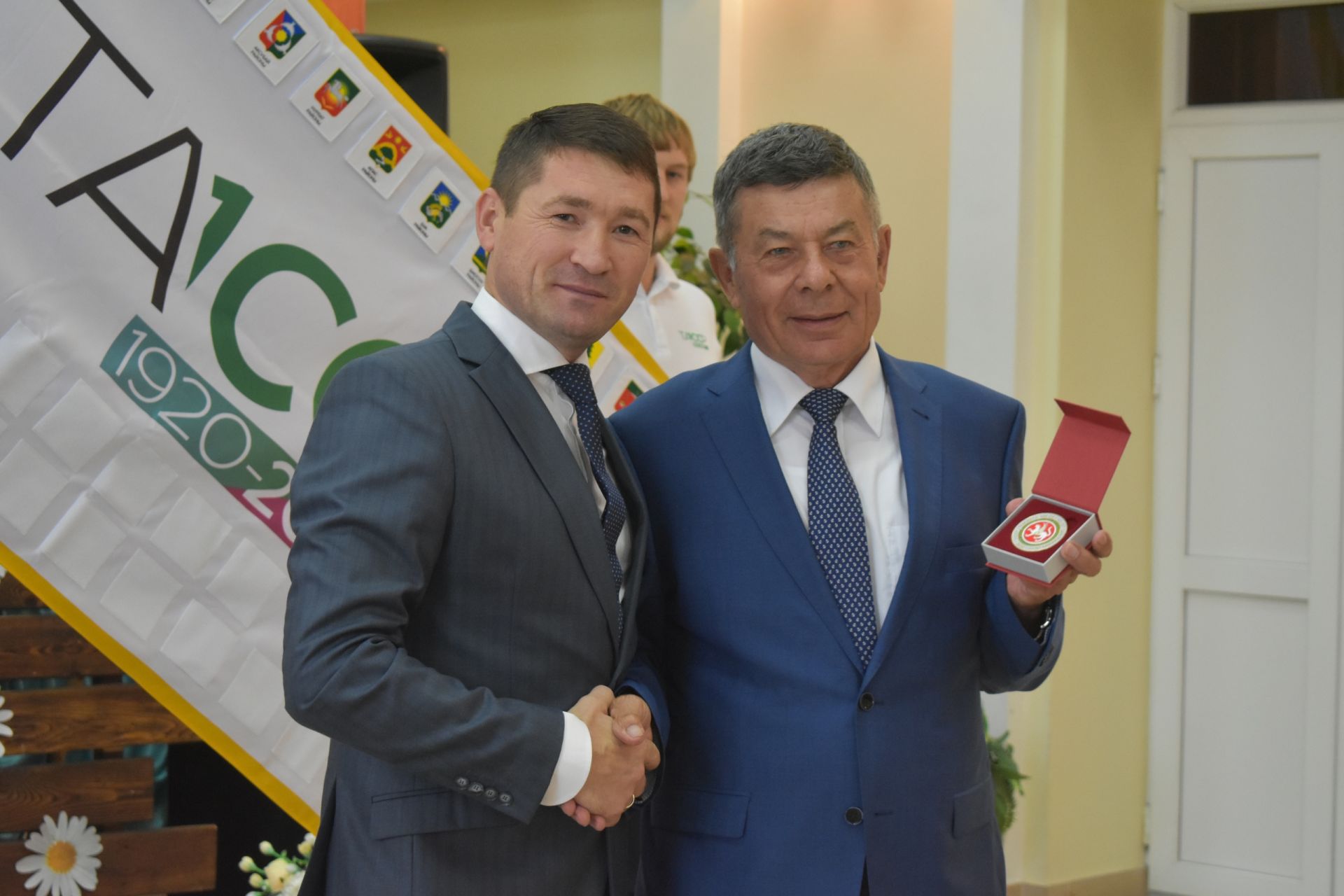 Питрәчлеләрне истәлекле билгеләр һәм ТАССРның 100 еллыгы сертификатлары белән бүләкләделәр