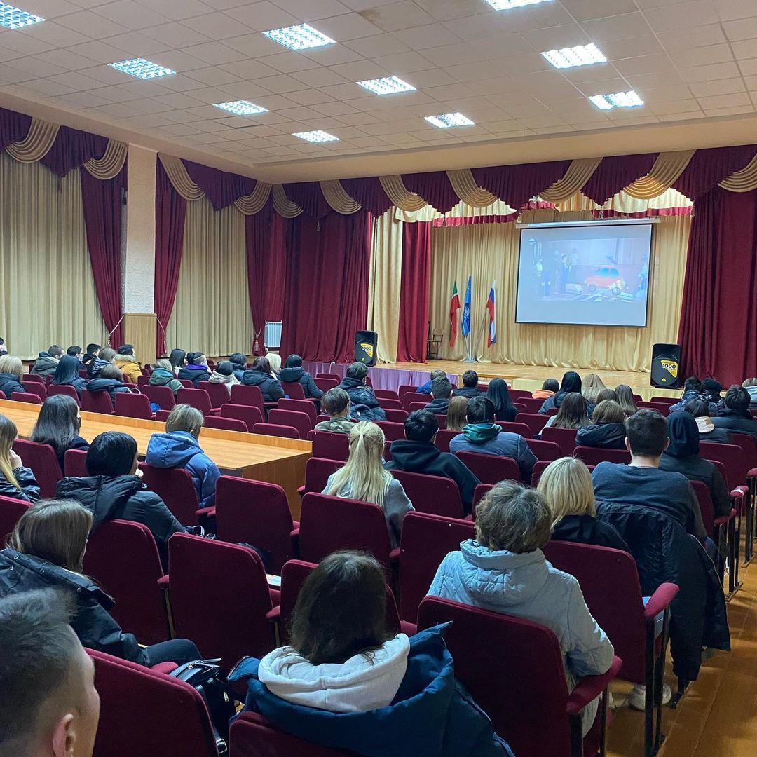 В преддверии Всемирного дня памяти жертв ДТП студентов Татарстана призвали к безопасному поведению на дорогах