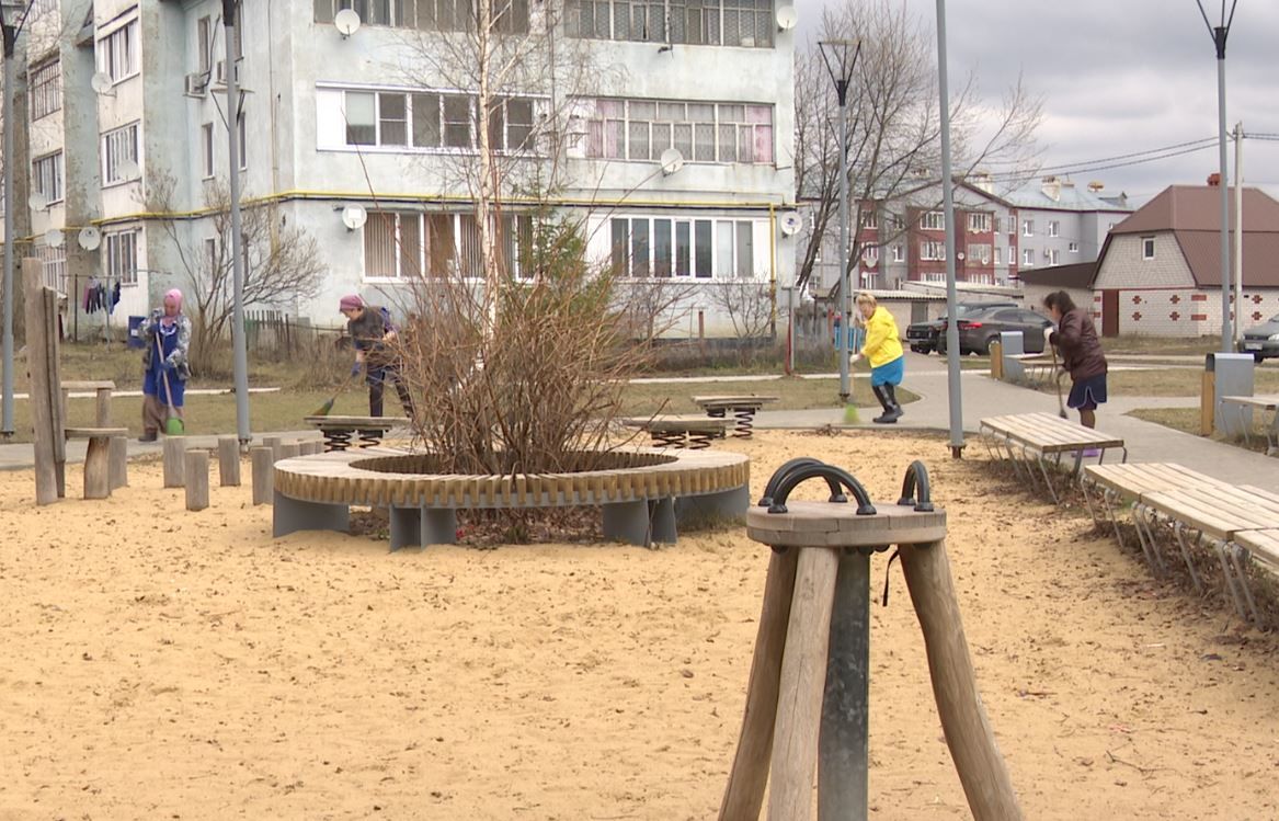 На большую уборку в День Всероссийского субботника вышли все трудовые коллективы районного центра