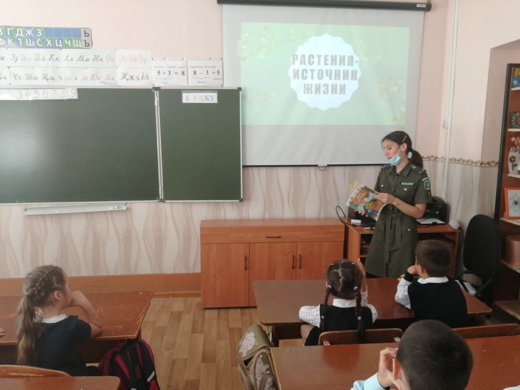 Экологи республики презентовали первоклассникам второй школы райцентра книгу «Зеленая тропинка»