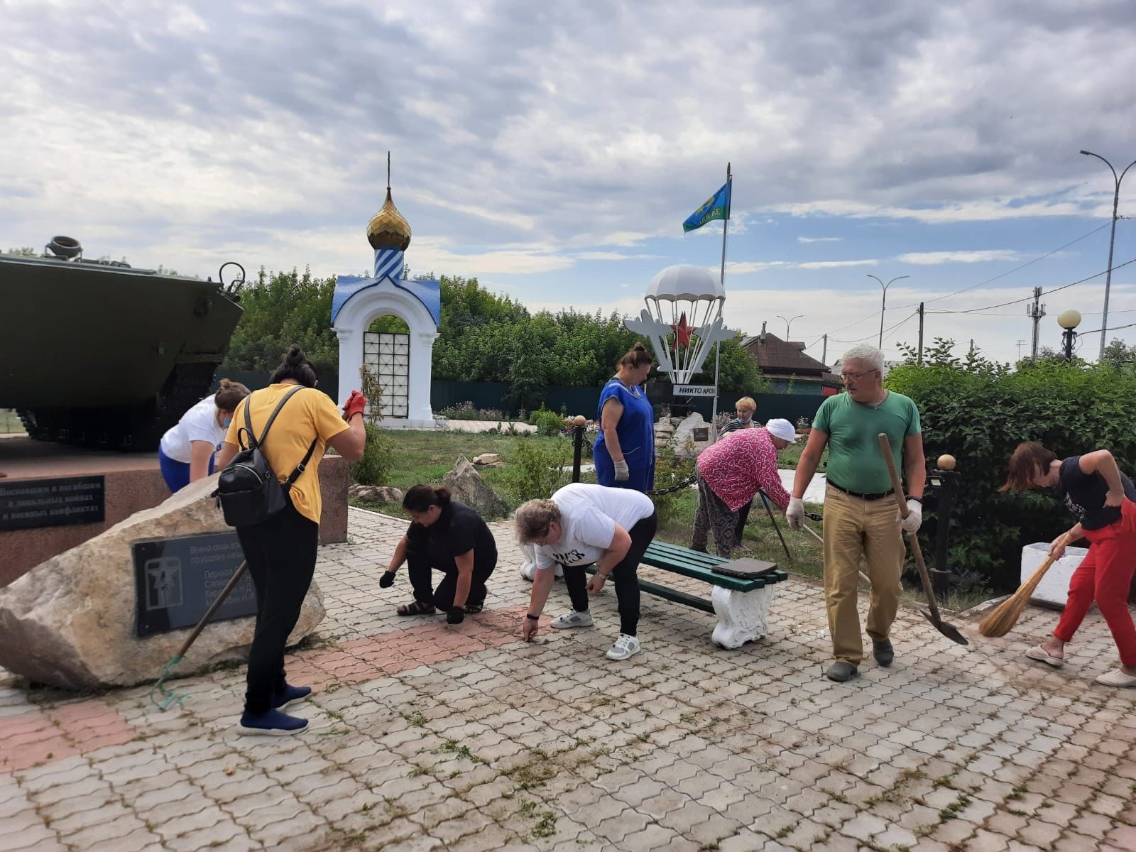 Пестречинские учителя привели в порядок территорию парка Победы