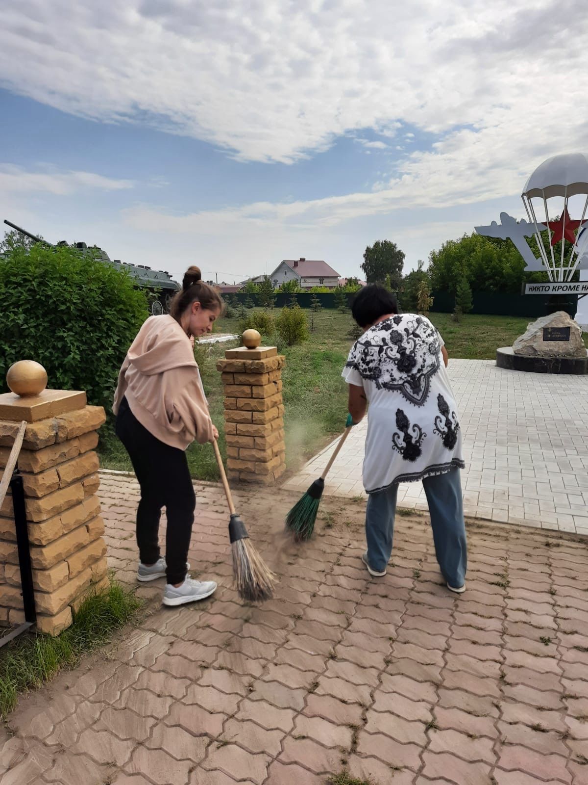 Пестречинские учителя привели в порядок территорию парка Победы