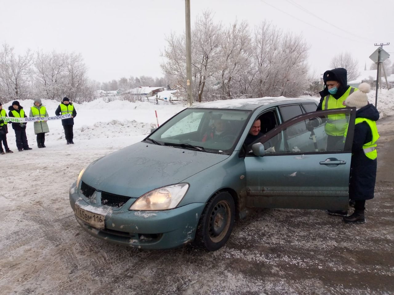 В Татарстане автоинспекторы и их юные помощники провели акцию «Жизнь – важнее скорости»