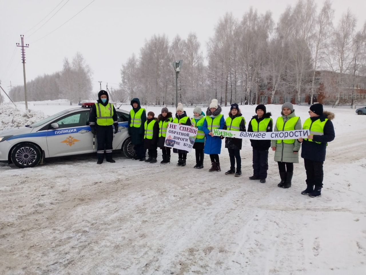 В Татарстане автоинспекторы и их юные помощники провели акцию «Жизнь – важнее скорости»