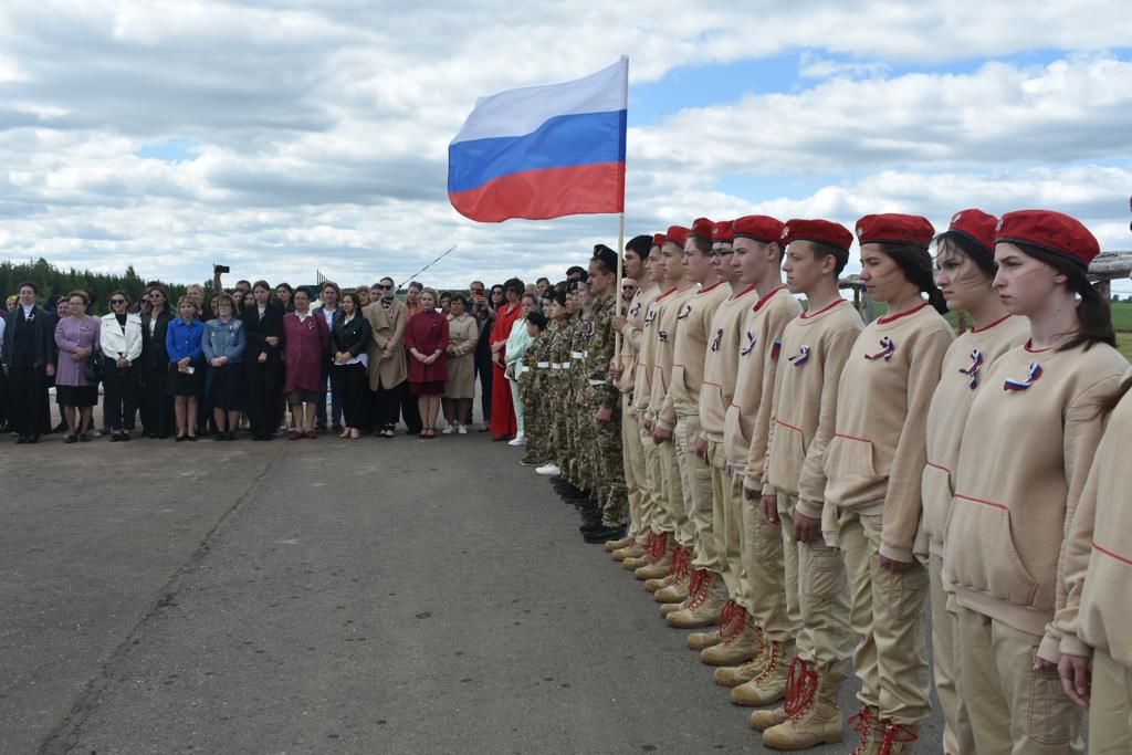 В Пестречинском районе подняли флаг в честь Дня России