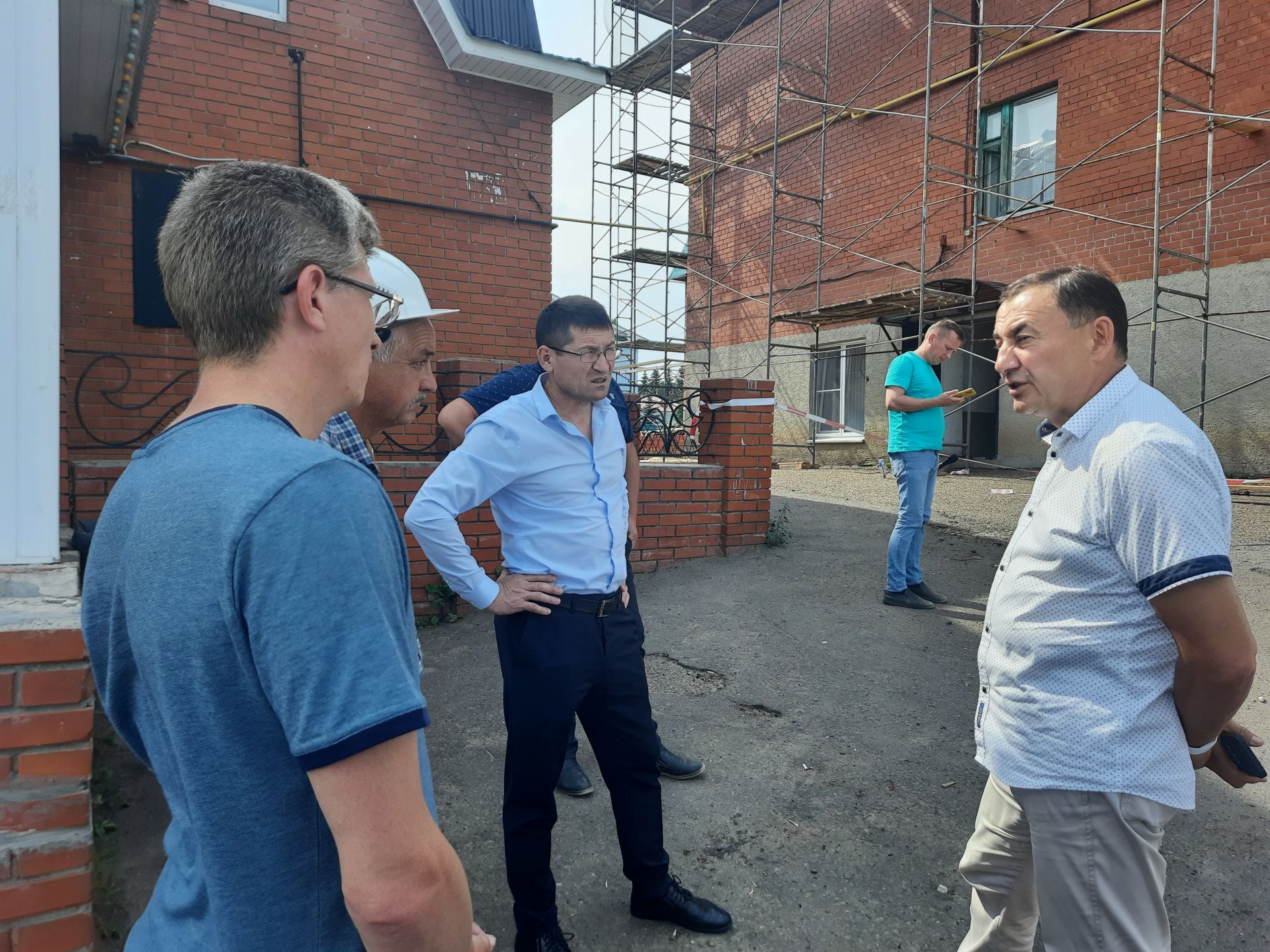 Марат Нуриев ознакомился с ходом ремонта дома в Пестрецах