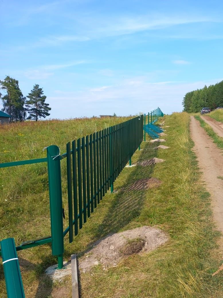 В селе Кобяково на кладбище поменяли забор
