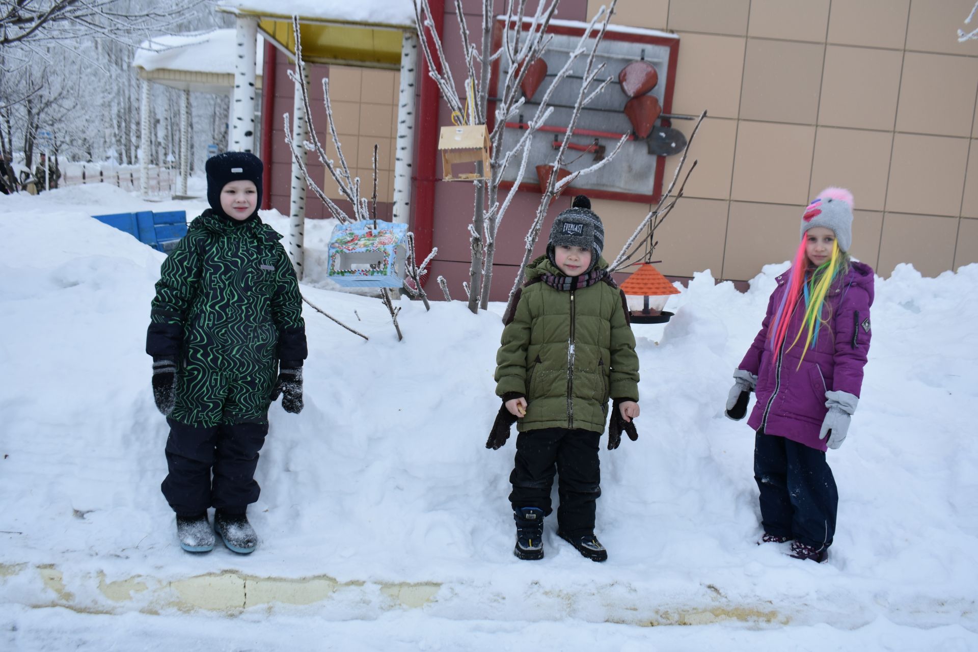 Во дворе пестречинского детского сада «Каенкай» повесили кормушки для птиц