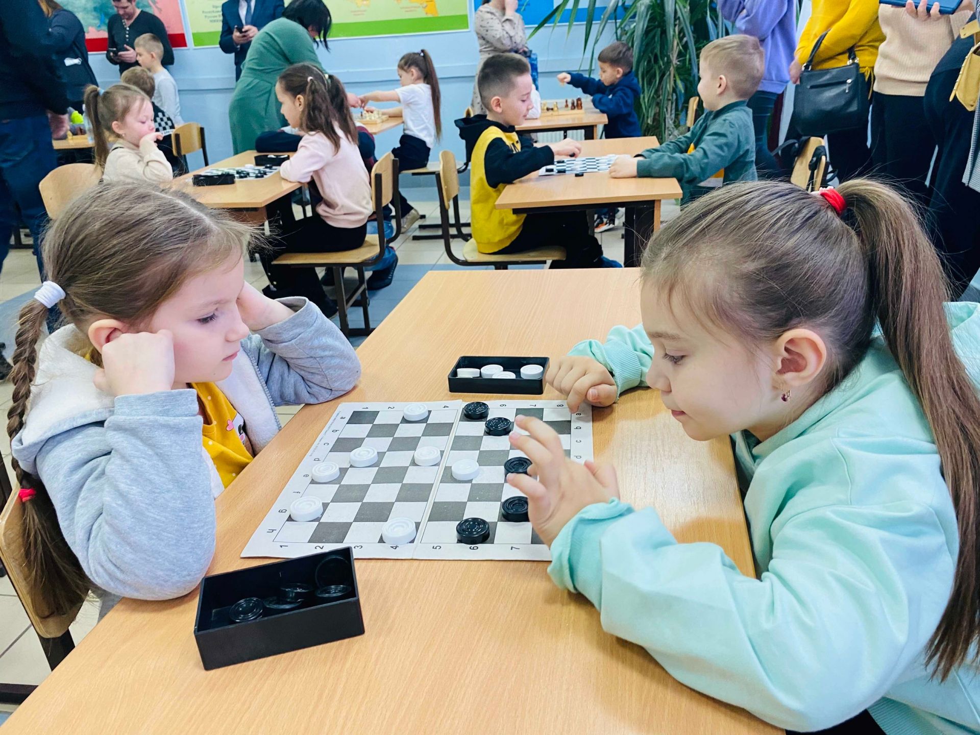 Среди юных пестречинцев устроили шахматно-шашечный турнир