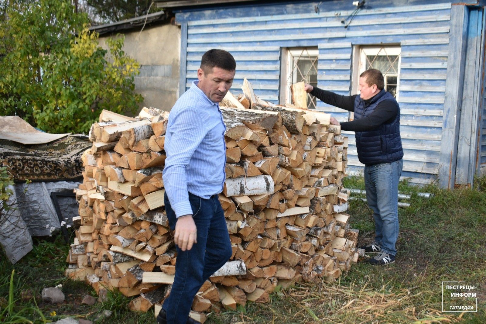 Глава Пестречинского района наколол дрова жене служащего на СВО