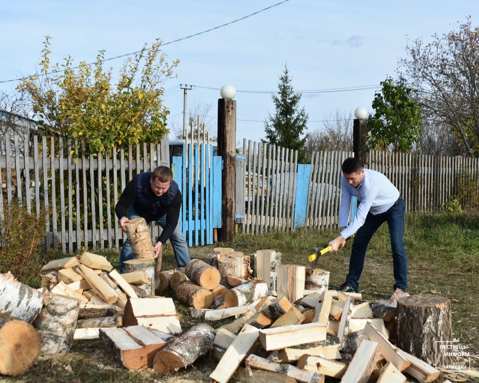 Глава Пестречинского района наколол дрова жене служащего на СВО
