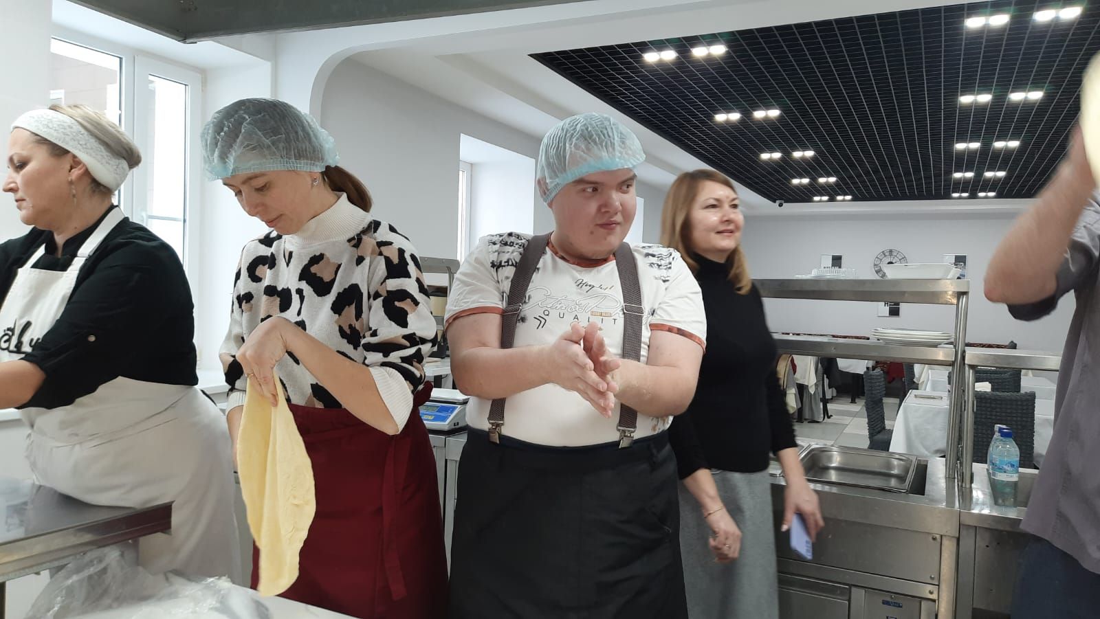 Люди с ОВЗ приготовили пиццу на мастер-классе в Пестрецах