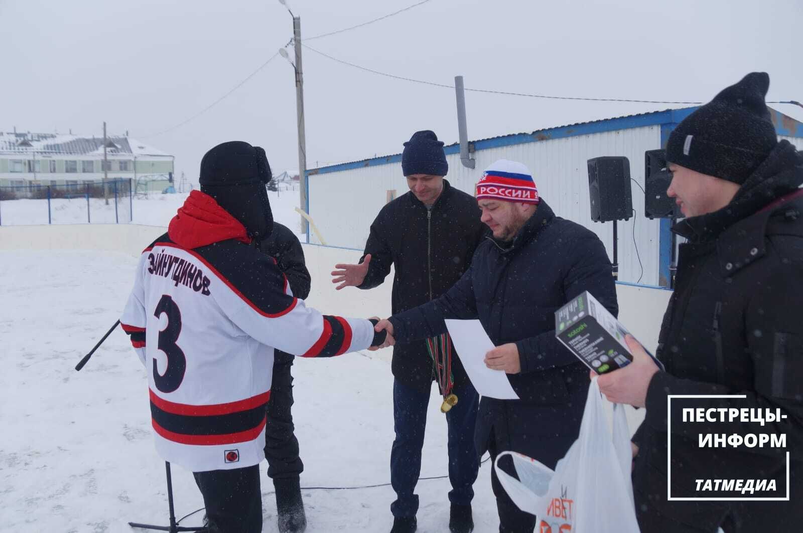 В селе Шали прошел турнир по хоккею в валенках
