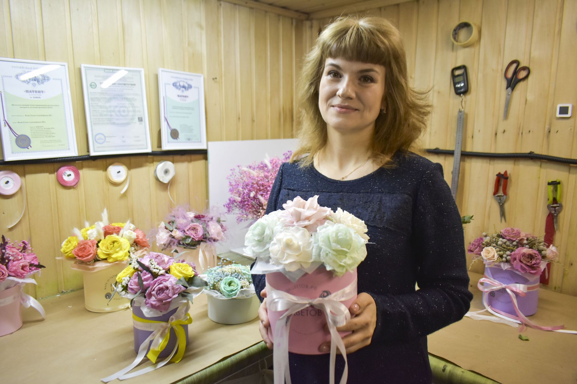 Званка авылындагы эшмәкәр шиңми торган чәчәк бәйләмнәре ясый