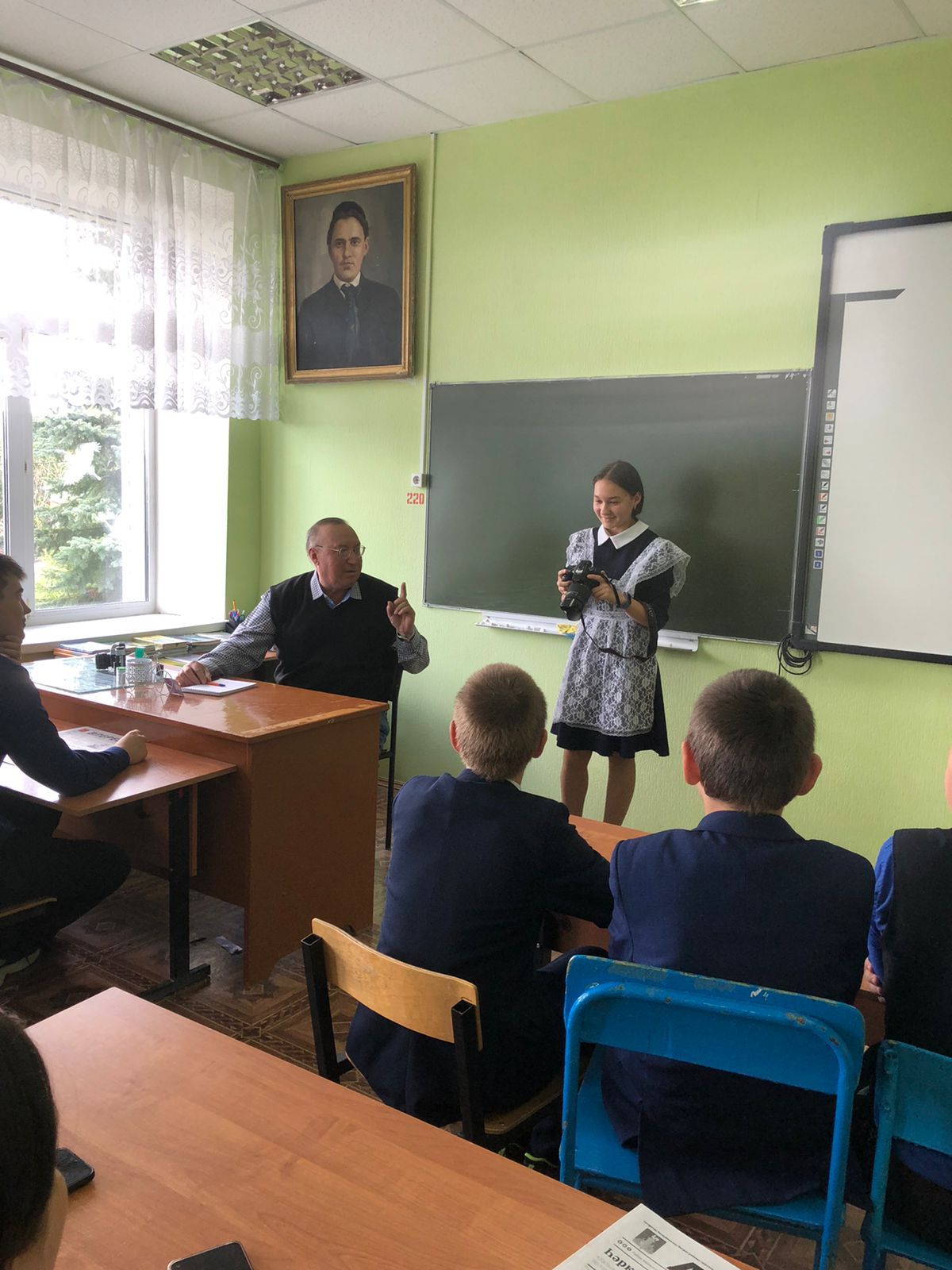 Ученики Конской школы встретились с опытным фотокорреспондентом района