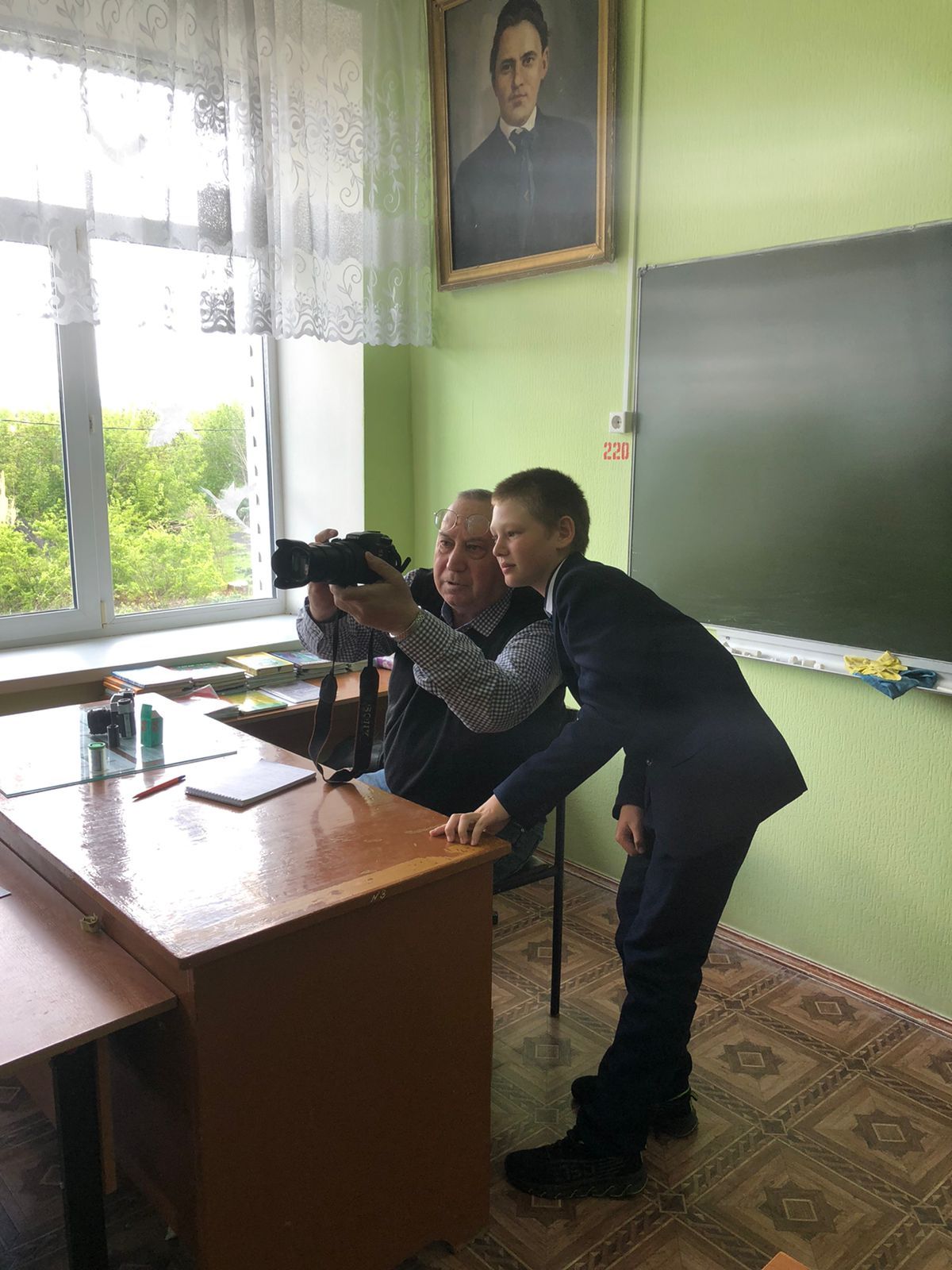 Ученики Конской школы встретились с опытным фотокорреспондентом района