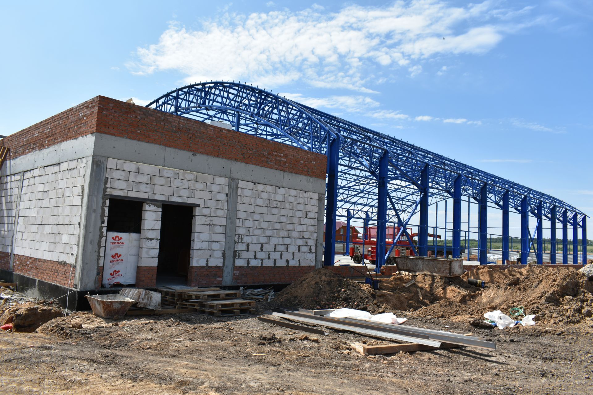 В Пестрецах рядом со спортивным залом «Меша» ведется строительство крытого футбольного манежа
