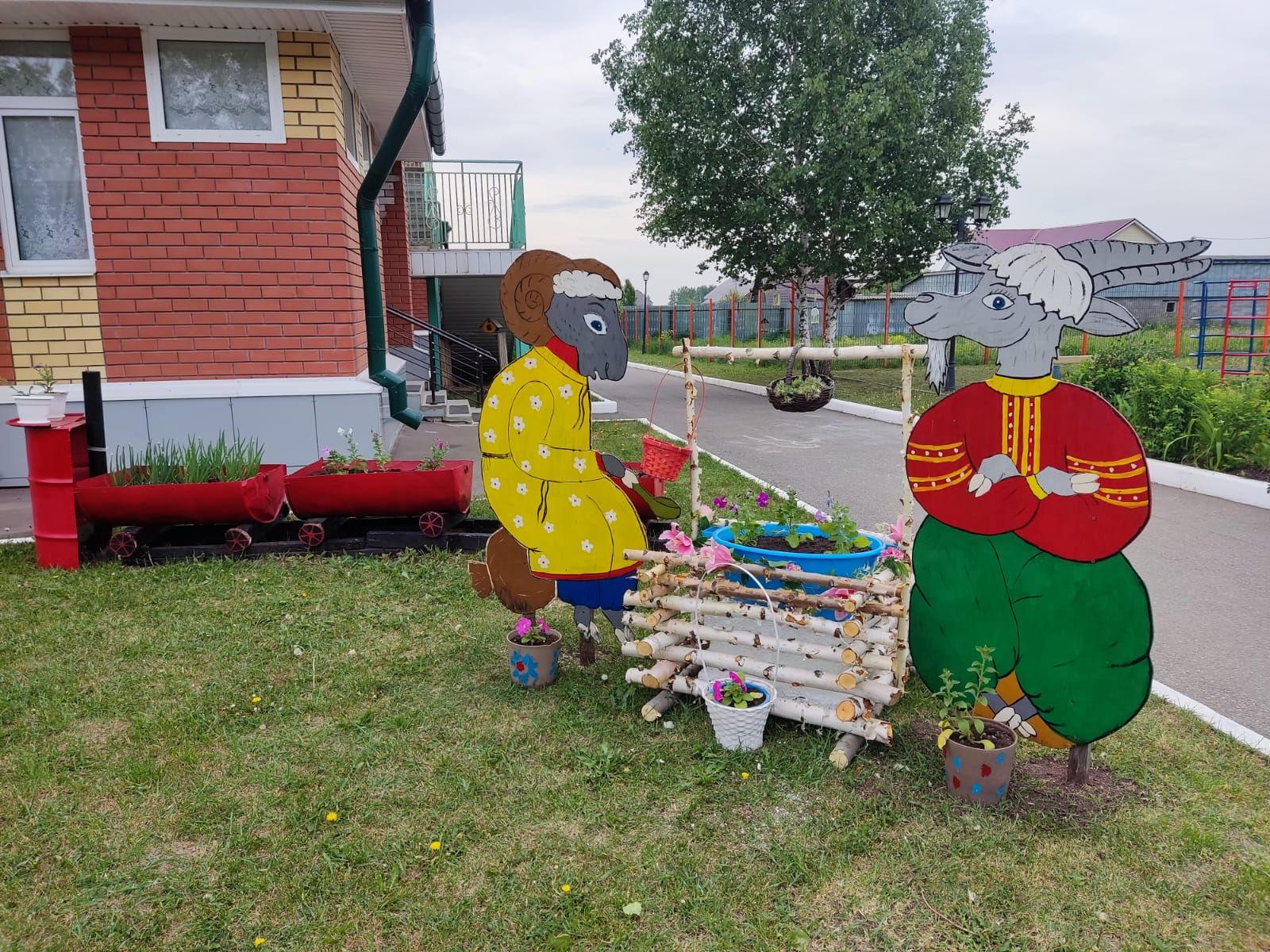 В Осиновском креативно украсили территорию детского сада