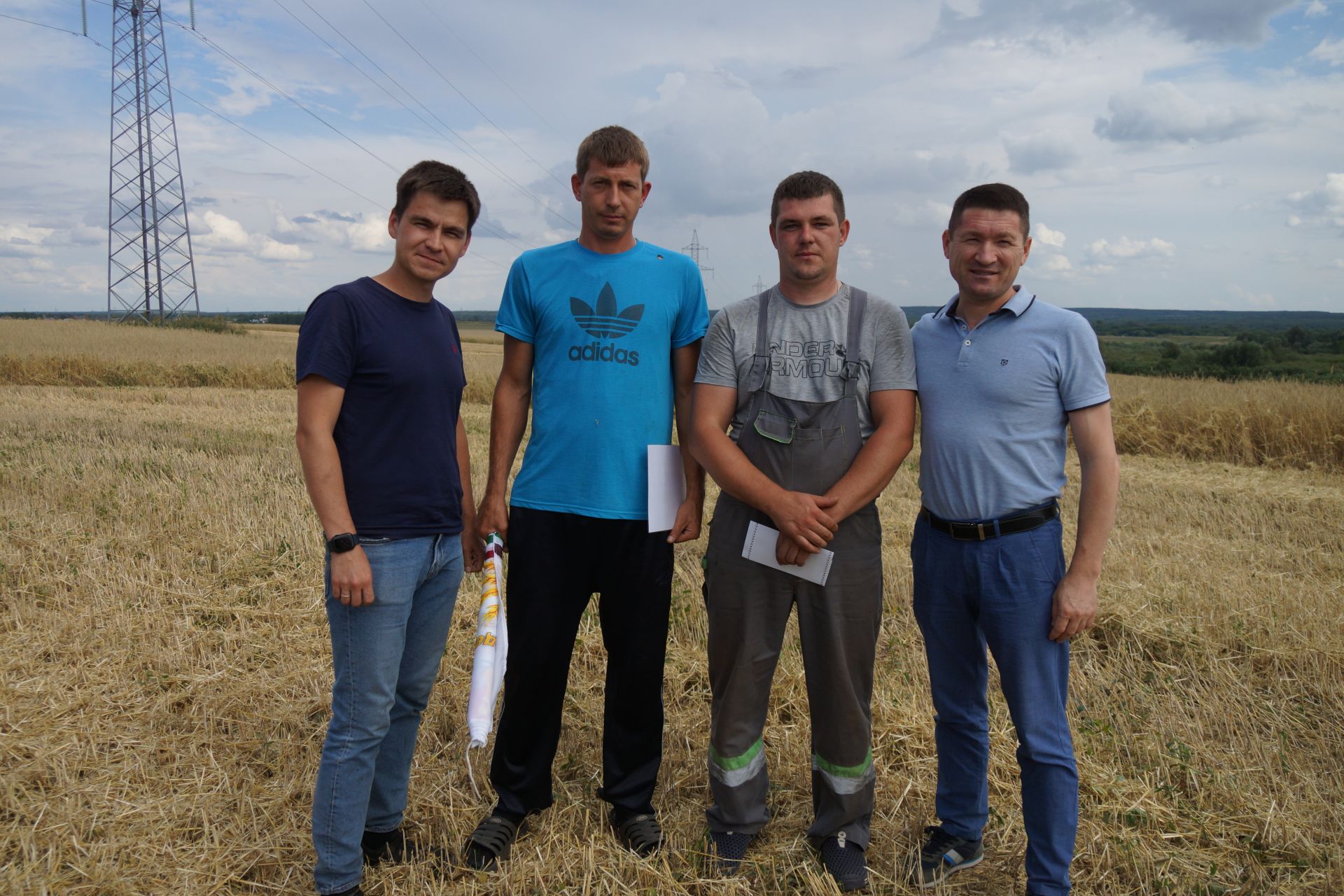 Районда алдынгы комбайнчыларны бүләкләделәр