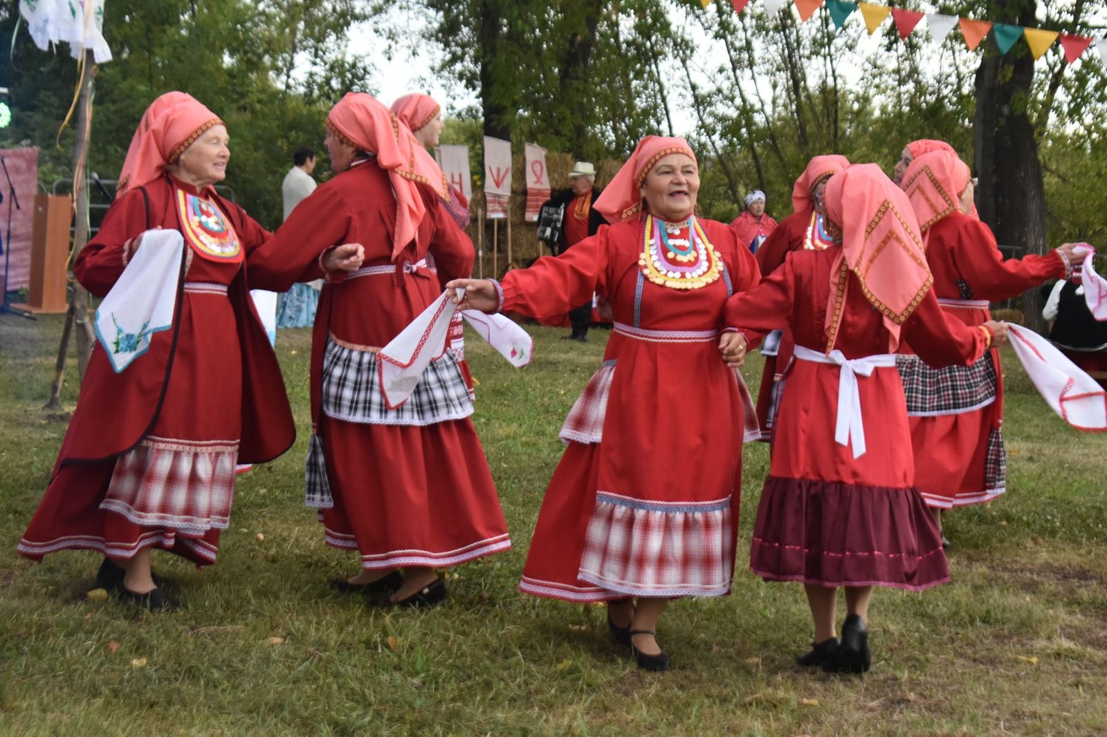В Пестречинский район приехали 14 кряшенских фольклорных ансамблей