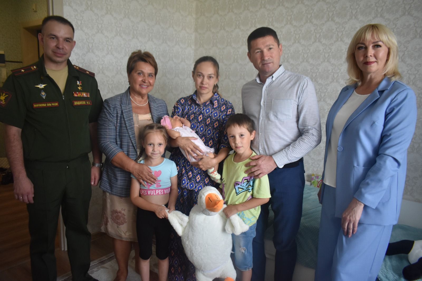 Жену мобилизованного глава Пестречинского района поздравил сразу с двумя праздниками