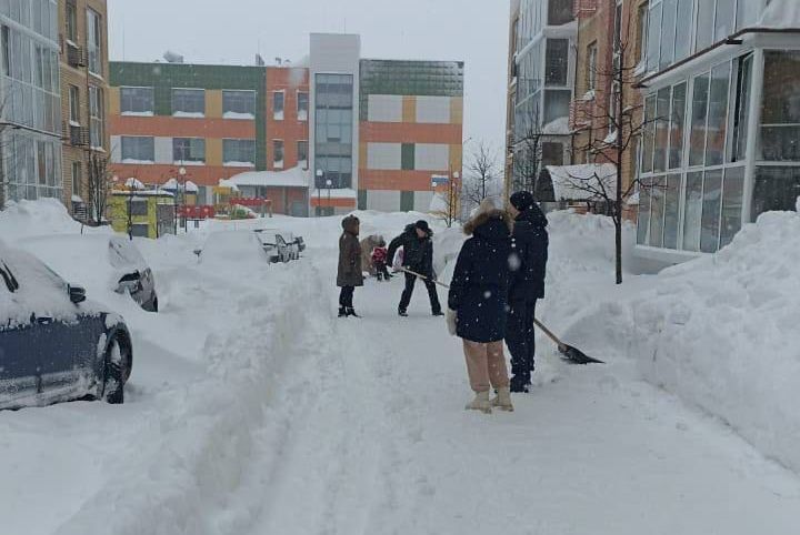 В Царево жильцы помогают УК в борьбе с последствиями снегопада