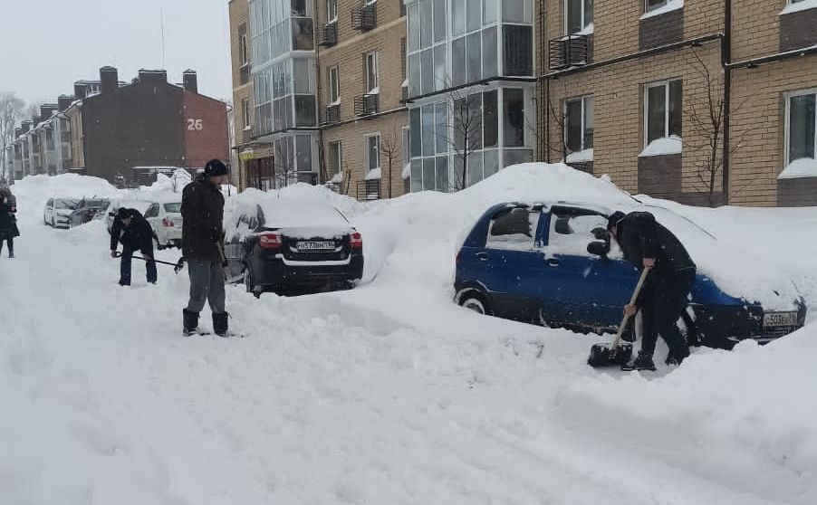 В Царево жильцы помогают УК в борьбе с последствиями снегопада