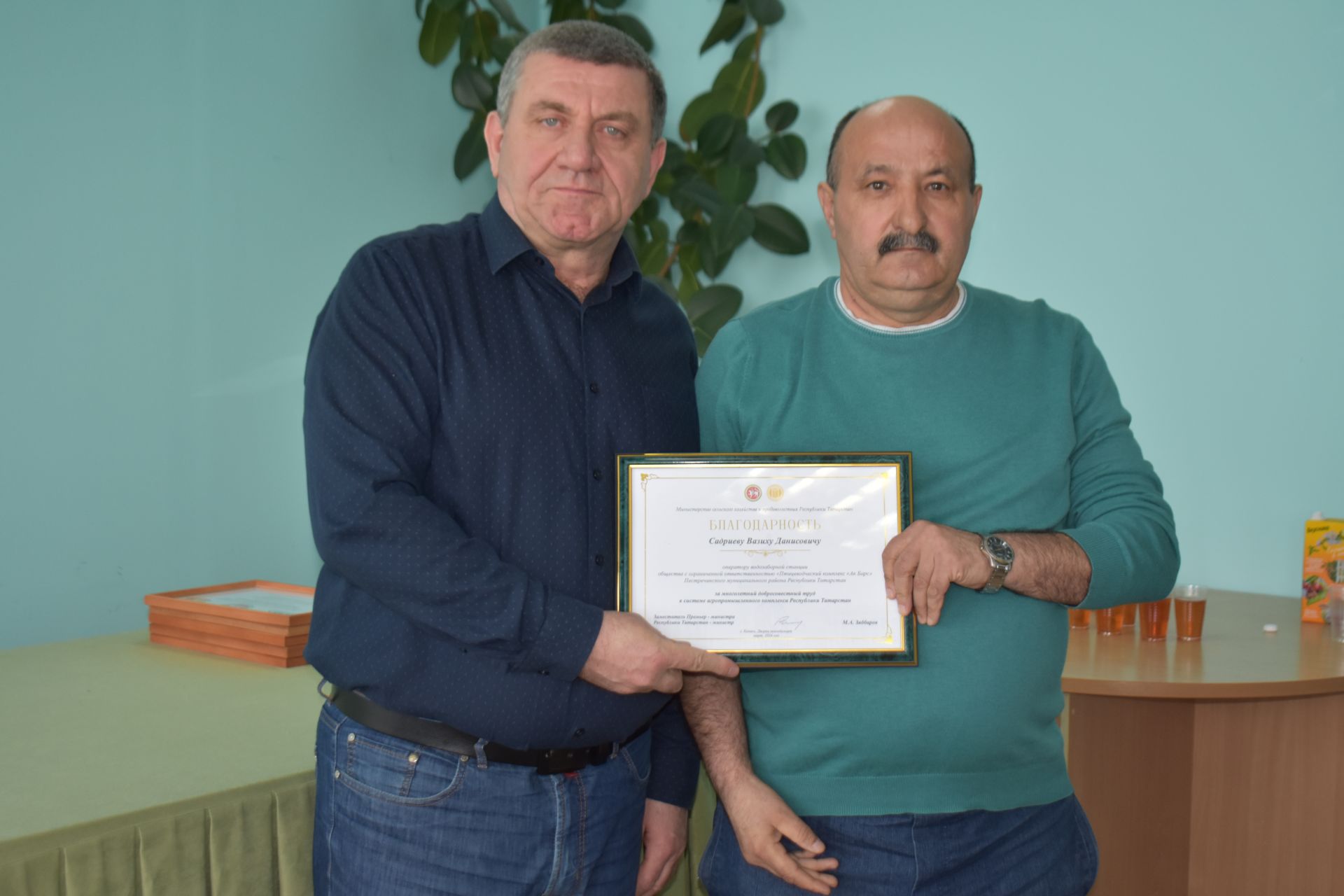 В Ленино-Кокушкино наградили лучших работников птицефабрики и юбиляров
