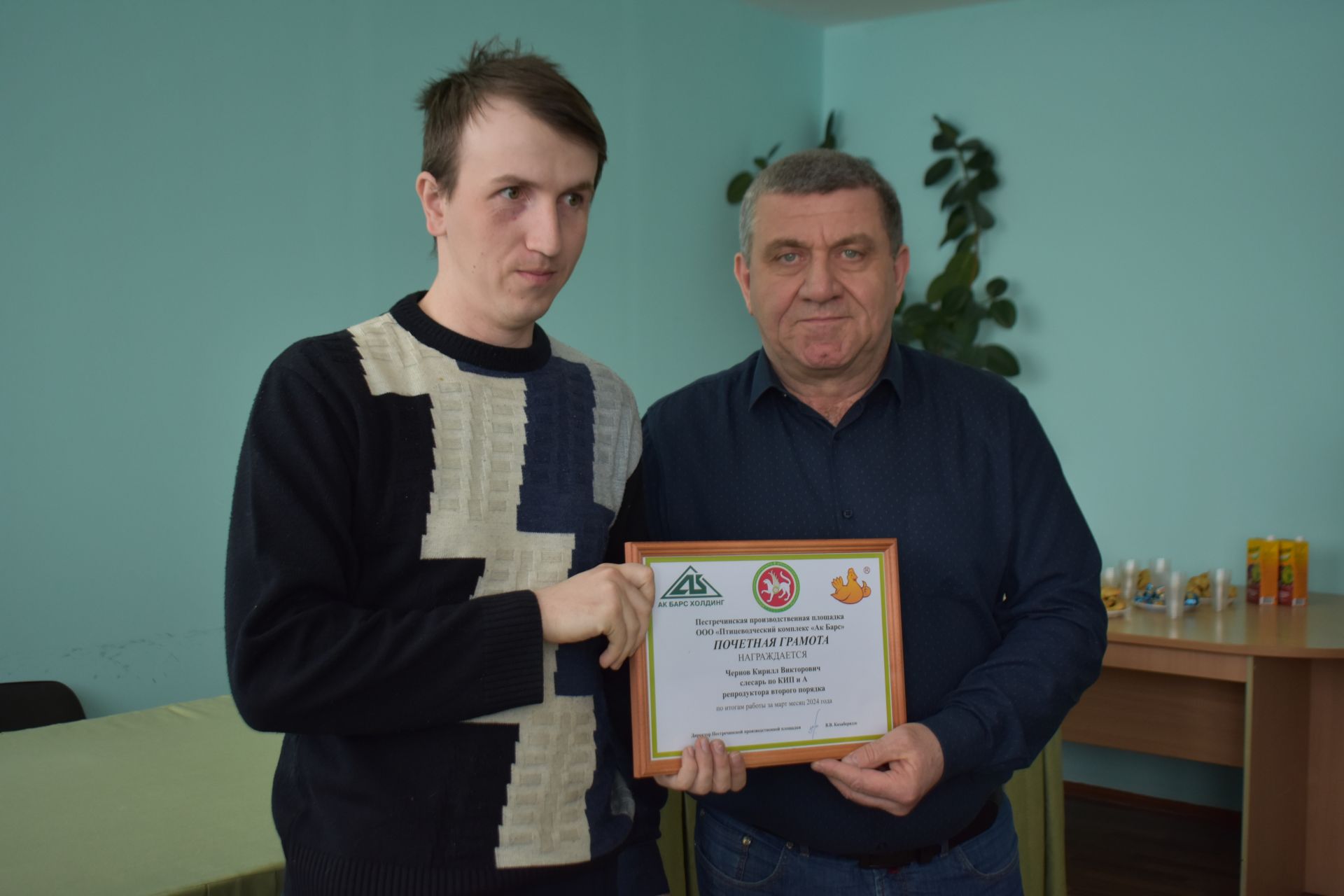В Ленино-Кокушкино наградили лучших работников птицефабрики и юбиляров