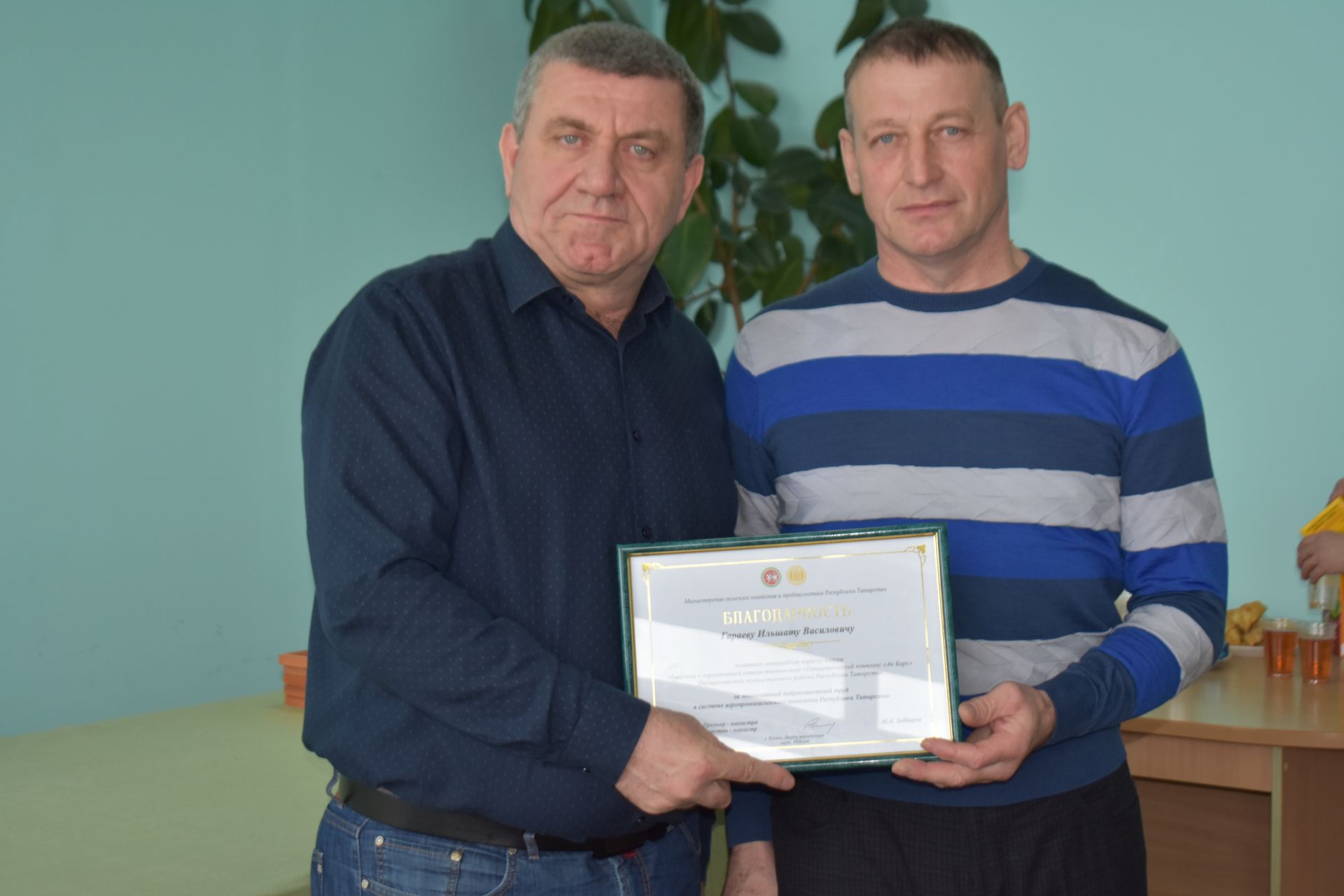 В Ленино-Кокушкино наградили лучших работников птицефабрики и юбиляров
