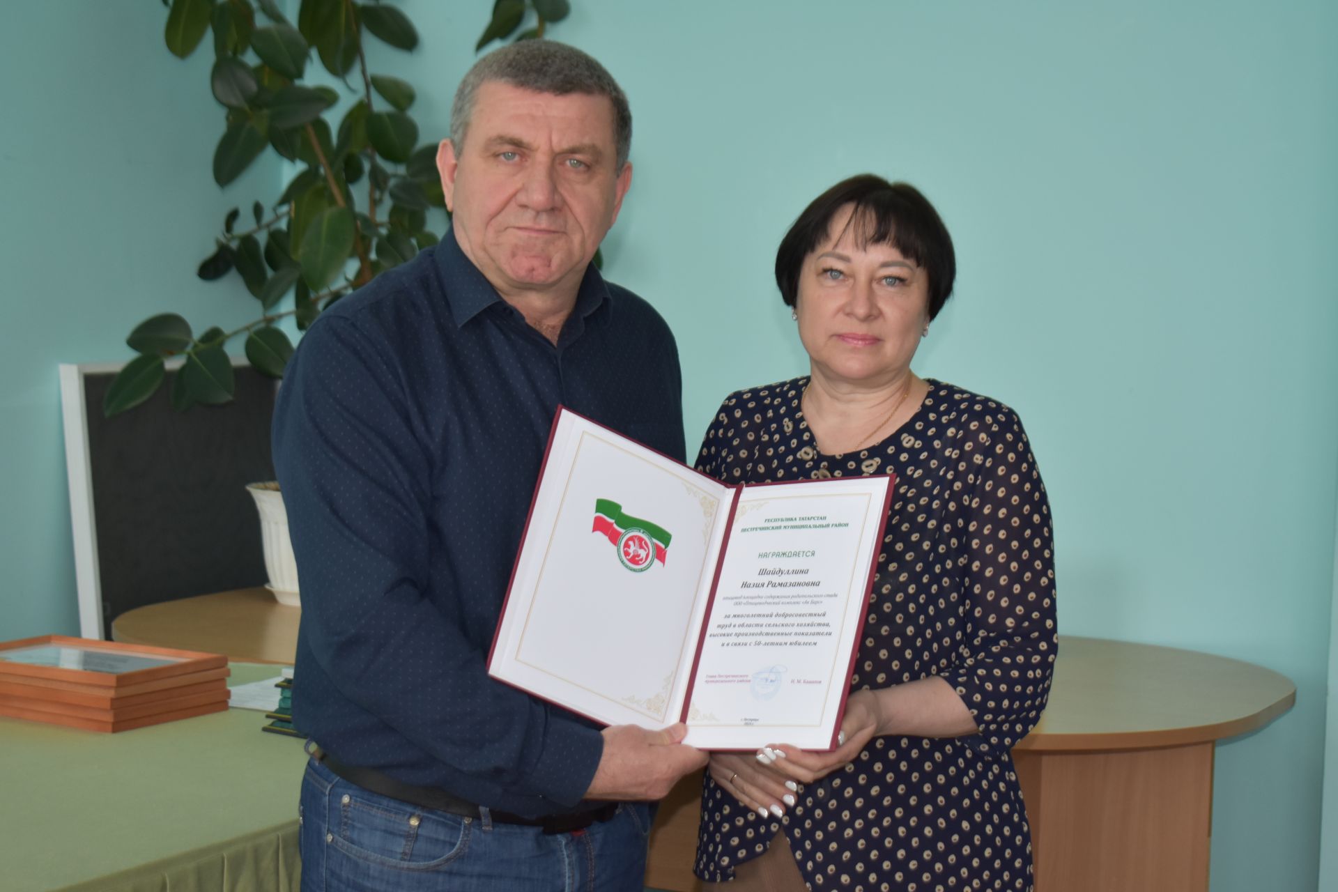 В Ленино-Кокушкино наградили лучших работников птицефабрики и юбиляров