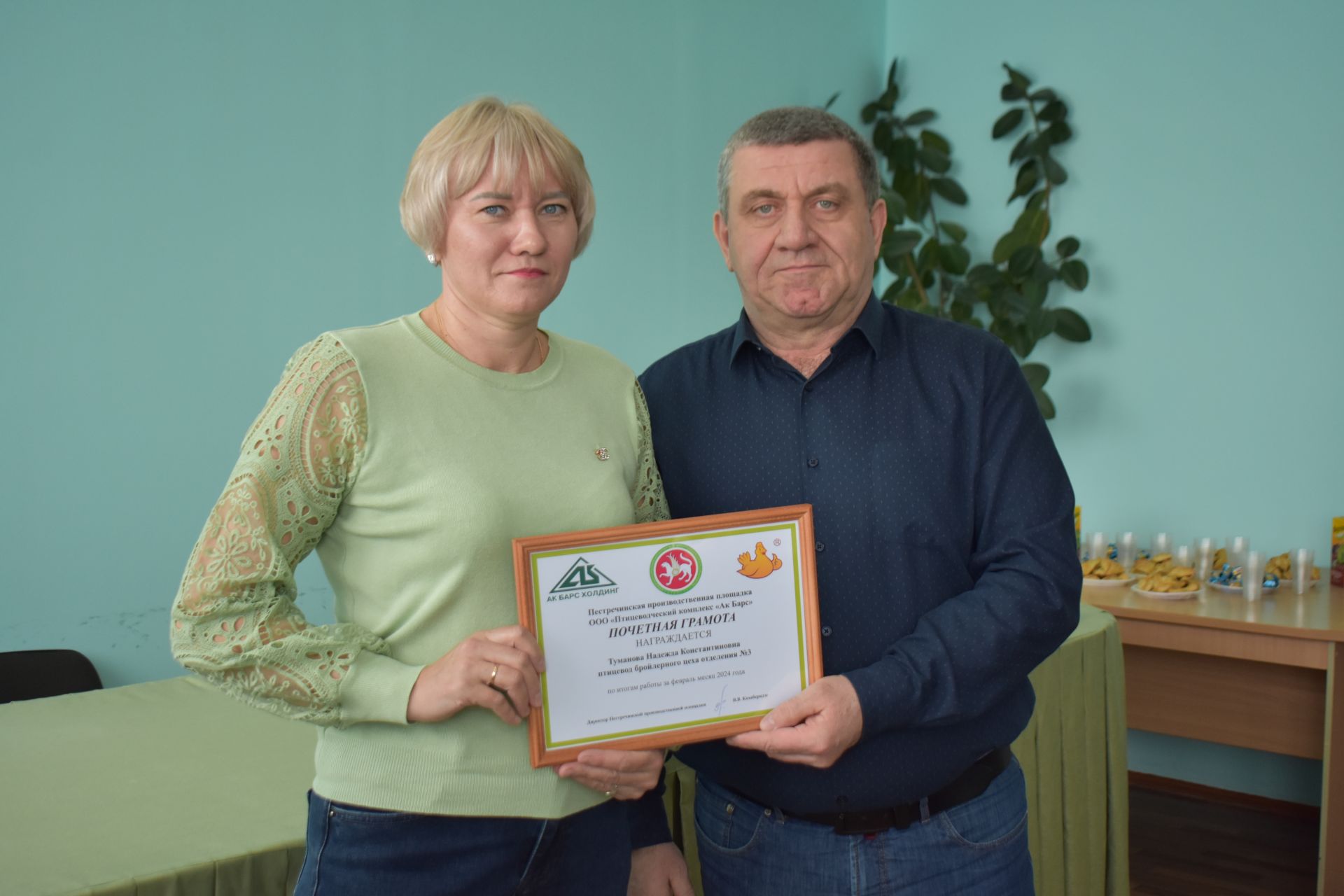 В Ленино-Кокушкино наградили лучших работников птицефабрики и юбиляров
