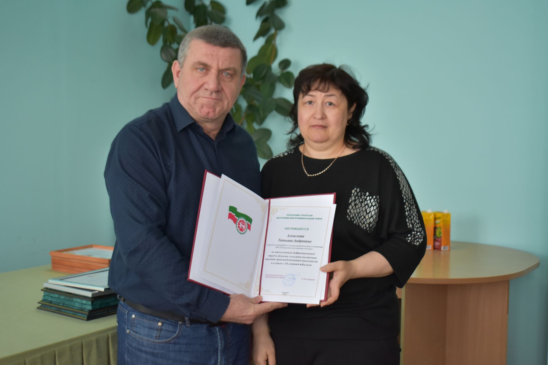 В Ленино-Кокушкино наградили лучших работников птицефабрики и юбиляров