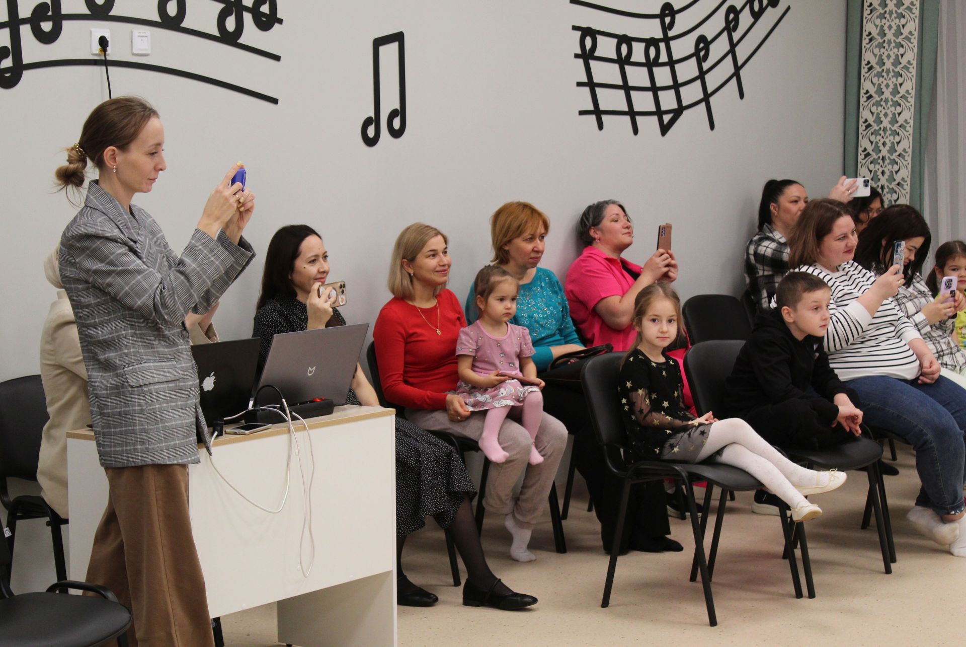 Дети и родители окунулись в традицию на празднике ощипывания гусей в Куюках